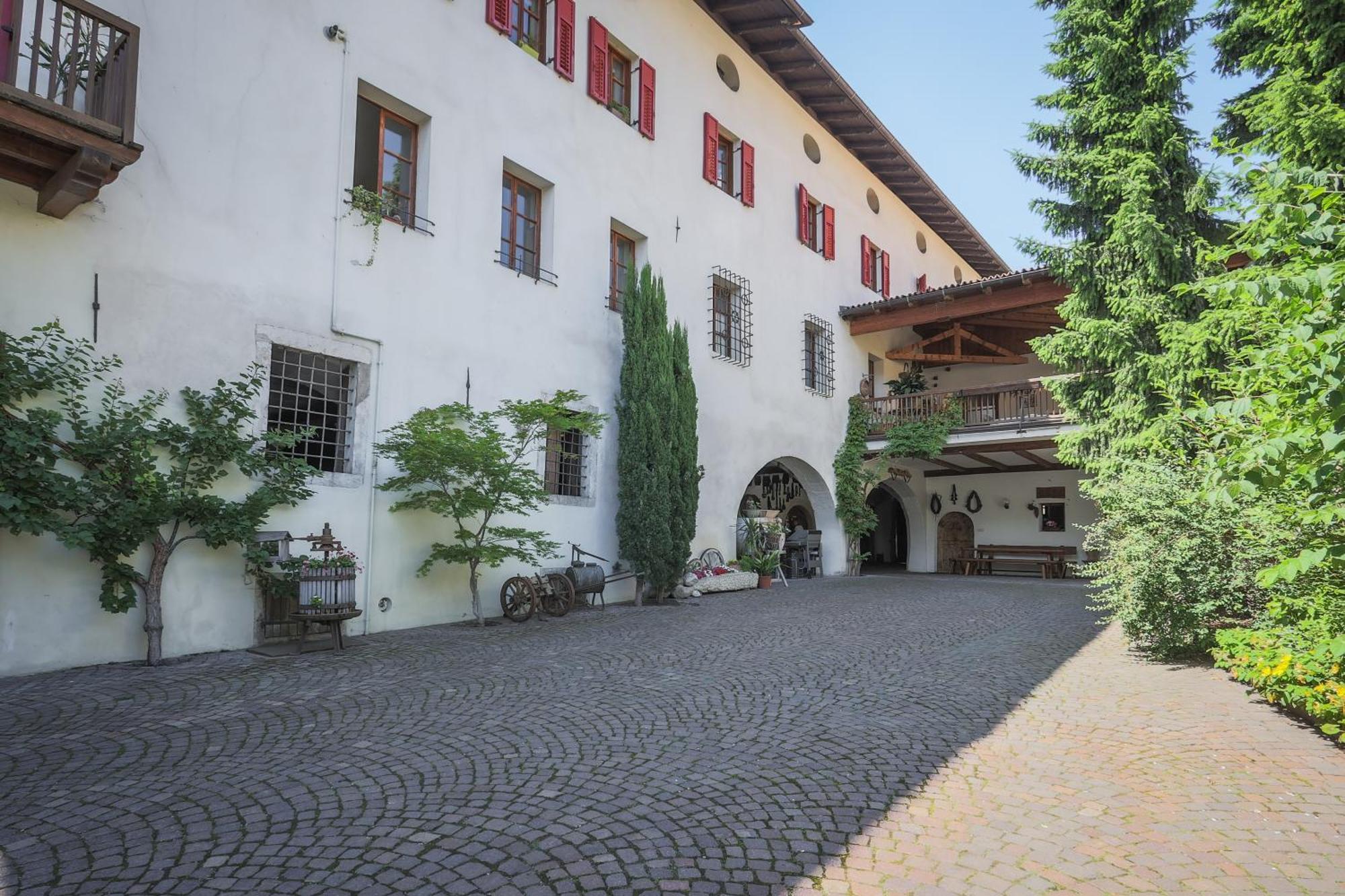 Ansitz Von Wohlgemuth Apartment Salorno Luaran gambar